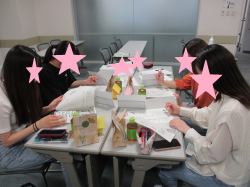 会議で話し合いをしている様子です。2