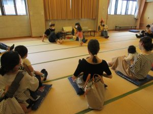みんな一緒に身体を使って遊びます