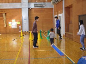 平均台の上をまっすぐ歩けるかな