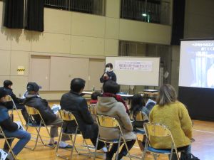 ホールで説明を聞く様子
