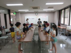 お手玉の説明を聞く様子