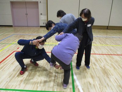 輪くぐりが難しくて、笑い声が飛び出します