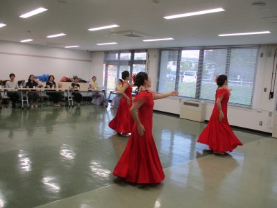メンバーの実演を鑑賞します。