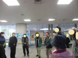 ロビーで自己紹介をしているところです。