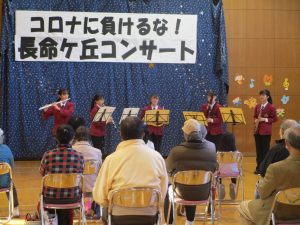 演奏は泉館山高校吹奏楽部の皆さんです