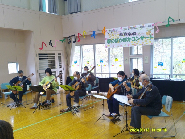 桂音楽会「春のぽかぽかコンサート」は、ジュニアリーダーの司会進行で桂児童センターベルクラブ、泉ギターサークルさんの演奏を楽しみました。