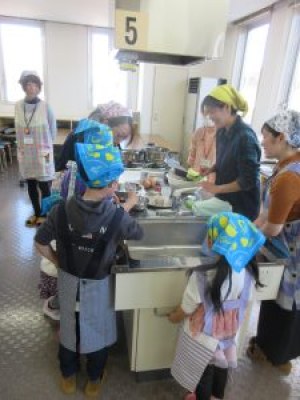 子どもたちも、しっかり料理に参加しています。