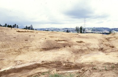 1980年代に撮影された長岫遺跡の写真