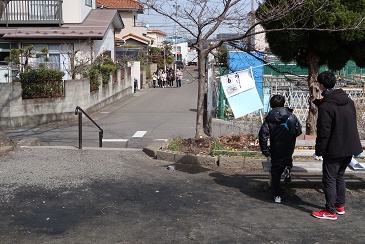 参加チーム同士が、道ですれちがう場面も。⑥ポイントは、八瀧不動神社。