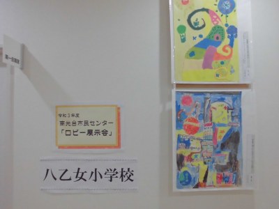 2階には小中学生の作品が飾られています
