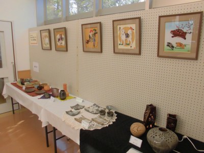 押絵の飾り物と陶芸作品