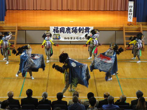 福岡地区に、３５０年ほど前から伝えられた「鹿踊・剣舞」です。