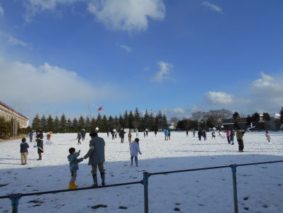 校庭は一面雪でしたが子どもたちは元気に凧揚げを楽しんでいます。