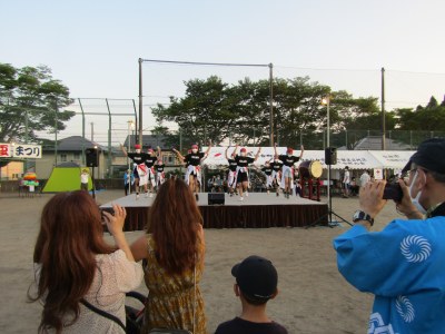 ３年ぶりに開催された「泉松陵夏まつり」ステージで踊る松陵YOSAKOI隊のメンバーさんたち。