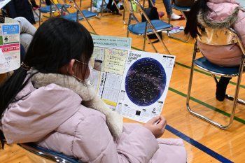 仙台市天文台の広報誌「ソラリスト」を使って、星図の見方や今見える星を教えてもらいました。