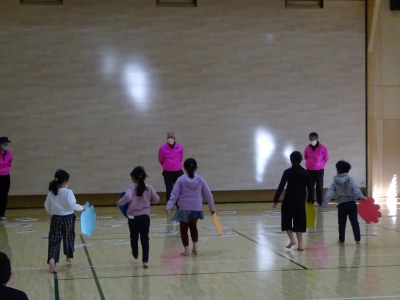 児童館の子どもたちがかるた大会を楽しみながら、西多賀について学びました。