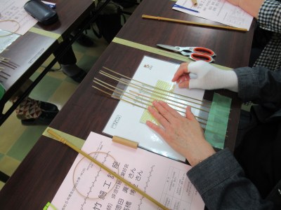竹ひごを図面どおりに編み込んでいきます