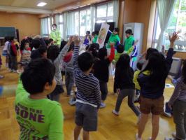 10月25日八木山地区総合防災訓練で小学校１・２年生に「ぼうさいダック」を行ないました。