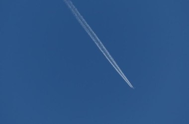 どこへ向かっているのでしょうか。ジェット機の飛行機雲がきれいです。