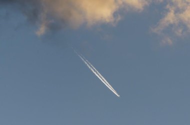 山田の空は、たくさんの飛行機が行きかう航路にあたっているようです。