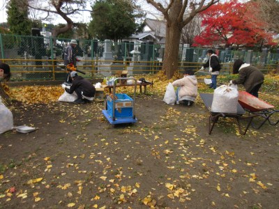 荒町公園落ち葉清掃の様子です。
