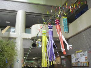 若林区中央市民センターの主催講座「仙台七夕に願いを」の受講生が制作した七夕飾りをエントランス飾っています。